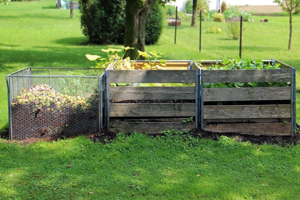 Kompostownik ogrodowy z liśćmi i materiałem organicznym